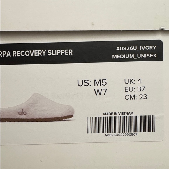 ALO Yoga Cream Recovery Slippers NWT - Picture 5 of 6